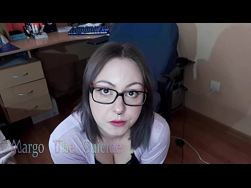 ❤️ 戴眼鏡的性感女孩在鏡頭前深吸假陽具 性愛視頻 在我們 ❌️❤