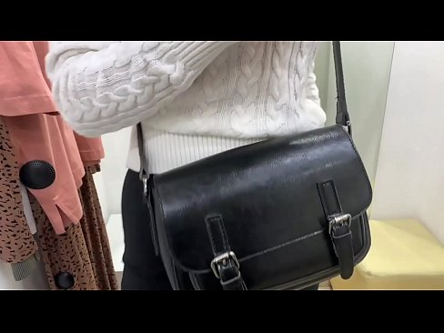 ❤️ 年輕婊子 FeralBerry 在試衣間用假陽具公開自慰 性愛視頻 在我們 ❌️❤