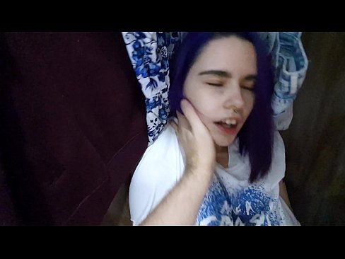 ❤️ 在壁櫥裡找到我姐姐並幫她射精 性愛視頻 在我們 ❌️❤